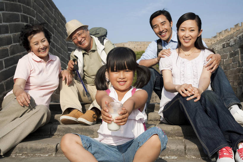 牛奶,东方人,儿童,老年人,夫妻,母亲,父亲,女儿,祖母,祖父,三代同堂,坐,笑,微笑,露齿笑,横图,室外,白天,正面,衬衫,爱情,旅游,度假,纯洁,名胜古迹,楼梯,标志建筑,地标,建筑,杯子,帽子,北京,长城,中国,亚洲,五个人,握,阴影,服装,遗迹,光线,眼镜,影子,阶梯,墙,饮品,首都,许多人,浪漫,营养,拿,拿着,注视,休闲装,黄种人,古迹,文物,娱乐,建设,祖孙三代,城墙,古建筑,墙壁,墙面,台阶,玻璃制品,饮料,一个,小孩,衣服,蓝色,蓝天,天空,阳光,水杯,天,观察,看,一群人,享受,休闲,温暖,温馨,父女,母女,休闲服,旅游胜地,恩爱,放松,父爱,可爱,母爱,童年,童趣,握着,恋人,服饰,晴朗,奶奶,爷爷,单个,观看,祖孙,老花镜,坚硬,和睦,察看,乳制品,奶,牛乳,关注,万里长城,防御,童真,古文明,东亚,烂漫,无邪,外婆,外孙女,外祖母,外公,外祖父,万里无云,中华人民共和国,北京市,京,北平,华北地区,安神,河北,河北省,冀,密云县,承德,承德市,远视眼镜,坚固,金山岭长城,金山岭,滦平县,天真,老年男性,老年女性,男人,男性,年轻男性,年轻女性,女孩,女人,女性,亚洲人,孩子,年轻人,夫妇,情侣,全家福,孙女,玻璃杯,晴空,晴空万里,坐着,半身,彩图,衬衣,伴侣,融洽,女生,爸爸,多代同堂,妈妈,密云