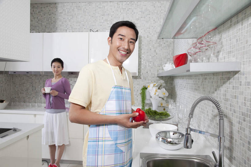 咖啡,东方人,两个人,家庭,夫妻,站,笑,微笑,露齿笑,横图,室内,白天,正面,裙子,T恤衫,爱情,幸福,厨房,柜子,桌面,桌子,蔬菜,西红柿,杯子,餐具,金属制品,亚洲,握,连衣裙,服装,新鲜,金属,瓷器,碟子,盘,水槽,水龙头,围裙,墙,食品,咖啡杯,陶瓷制品,储物柜,浪漫,拿,T恤,置物架,拿着,扭头,注视,休闲装,黄种人,娱乐,水斗,开关,架子,墙壁,墙面,食物,饮料,衣服,红色,盘子,容器,碟,碗,打开,观察,看,站着,转头,享受,休闲,温暖,温馨,一家人,休闲服,恩爱,放松,乐趣,握着,恋人,服饰,有机食品,绿色食品,观看,储藏,阀门,和睦,察看,提神,舒适,开启,储存,关注,瓷杯,醒脑,陈列架,软饮料,水咀,搁架,储备,蕴藏,贮备,男人,男性,年轻男性,年轻女性,女人,女性,亚洲人,年轻人,夫妇,情侣,洋柿子,柑仔蜜,番茄,臭柿,站立,半身,彩图,灶间,厨房料理台,六月柿,伴侣,融洽,贮存,料理台,喜报三元