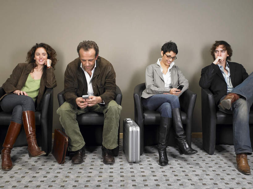 西方人,四个人,坐,打电话,横图,室内,白天,正面,电话,手机,椅子,欧洲,欧洲人,撑,服装,包,公文包,墙,托腮,注视,休闲装,通讯设备,墙壁,墙面,衣服,观察,看,托,休闲,休闲服,服饰,公事包,观看,察看,撑着,关注,托下巴,交流,男人,男性,年轻男性,女人,女性,中年男性,中年女性,白种人,沟通,通话,坐着,半身,彩图