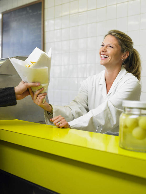 西方人,两个人,前台,服务员,笑,微笑,竖图,室内,白天,正面,烹饪,西餐,桌面,桌子,欧洲,欧洲人,握,服装,木制,罐子,墙,料理,食品,拿,拿着,注视,休闲装,薯条,菜肴,美食,顾客,墙壁,墙面,玻璃制品,食物,一个,衣服,玻璃瓶,木制品,瓶子,快餐,观察,看,休闲,休闲服,西式,握着,服饰,佳肴,单个,观看,察看,关注,西式快餐,垃圾食品,接待员,男人,男性,年轻女性,女人,女性,中年男性,白种人,服务生,侍者,半身,彩图