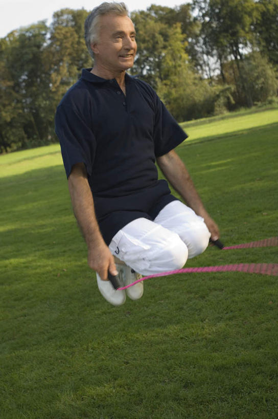 西方人,一个人,跳,跳绳,笑,微笑,竖图,室外,白天,侧面,锻炼,运动,草地,草坪,树林,植物,欧洲,欧洲人,仅一个男性,仅一个人,仅一个中年男性,握,阴影,服装,光线,影子,半空,拿,拿着,注视,休闲装,草,树,树木,衣服,红色,绿色,黑色,阳光,自然,绳子,观察,看,休闲,休闲服,握着,服饰,生长,成长,观看,绳索,察看,关注,体育,男人,男性,中年男性,白种人,跳跃,彩图,全身,健身