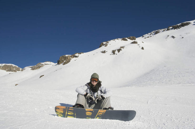 西方人,一个人,坐,抱,盘腿,横图,室外,白天,正面,安全,山,雪,雪山,大雪,帽子,欧洲,欧洲人,仅一个年轻女性,仅一个女性,仅一个人,阴影,服装,光线,眼镜,影子,冰,积雪,山峰,雪景,云,云朵,冬季,冬天,防护,山峦,云彩,注视,运动器械,衣服,蓝色,白云,蓝天,天空,阳光,天,观察,看,温暖,健身器械,寒冷,服饰,晴朗,抱着,观看,保暖,护目镜,保护,滑雪板,察看,冰冷,搂着,御寒,关注,保险,健身器材,滑雪服,滑雪装备,保全,周全,安稳,安定,编织帽,严寒,冰凉,酷寒,凛冽,凛凛,极冷,安全防护眼镜,风镜,竞技服,旅游服,冬装,平安,年轻女性,女人,女性,白种人,晴空,搂,盘腿而坐,盘膝,盘着腿的,盘着腿坐,双腿交叉,坐着,彩图,全身,防护眼镜,运动器材
