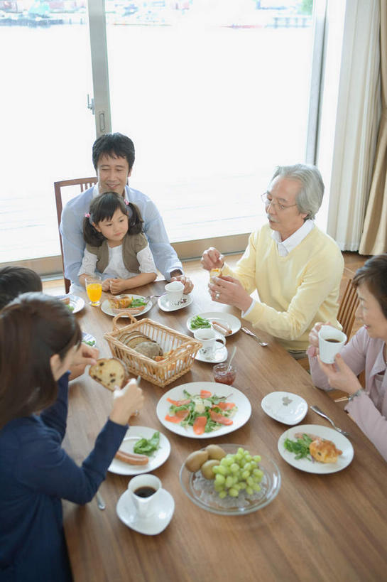咖啡,东方人,儿童,老年人,夫妻,母亲,父亲,女儿,祖母,祖父,三代同堂,坐,抱,笑,说,微笑,露齿笑,竖图,俯视,白天,运动服,爱情,讨论,幸福,纯洁,餐桌,窗户,桌子,蔬菜,餐具,水果,叶子,亚洲,阴影,服装,新鲜,光线,碟子,盘,眼镜,影子,生食,食品,果实,绿叶,许多人,浪漫,扭头,注视,黄种人,娱乐,祖孙三代,玻璃窗,水壶,食物,饮料,小孩,衣服,盘子,碟,观察,看,转头,一群人,享受,休闲,温暖,温馨,父女,母女,嫩叶,恩爱,放松,父爱,可爱,乐趣,母爱,童年,童趣,恋人,服饰,有机食品,绿色食品,奶奶,爷爷,餐台,抱着,观看,祖孙,和睦,察看,提神,舒适,搂着,衣着,穿着,关注,醒脑,童真,烂漫,无邪,外婆,外孙女,外祖母,外公,外祖父,软饮料,衣饰,远视眼镜,交流,天真,老年男性,老年女性,男人,男性,年轻男性,年轻女性,女孩,女人,女性,亚洲人,孩子,年轻人,夫妇,情侣,全家福,孙女,叶,叶片,沟通,怀抱,讲话,交谈,搂,搂抱,商讨,说话,谈话,相抱,拥抱,坐着,半身,彩图,高角度拍摄,伴侣,融洽,女生,运动装,爸爸,多代同堂,妈妈