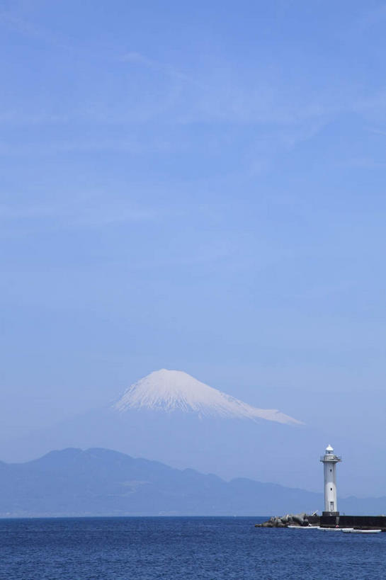 无人,竖图,室外,白天,正面,旅游,度假,海浪,海洋,火山,石头,美景,沙滩,山,雪,雪山,大雪,道路,富士山,静冈县,日本,亚洲,阴影,光线,信息,沙子,石子,影子,冰,海岸,积雪,景观,浪花,山顶,山峰,雪景,云,云朵,冬季,冬天,灯塔,交通,沙地,山峦,云彩,方向,娱乐,蓝色,白云,蓝天,天空,阳光,自然,海水,天,享受,休闲,景色,放松,寒冷,晴朗,引导,指引,冰冷,自然风光,海景,东亚,沉积岩,本州,本州岛,日本国,中部地方,静冈,山梨,山梨县,严寒,冰凉,酷寒,凛冽,凛凛,极冷,航标,颠峰,极峰,水成岩,大海,风浪,海,海水的波动,海滩,活火山,近岸浪,石块,死火山,休眠火山,岩石,涌浪,晴空,彩图,导航