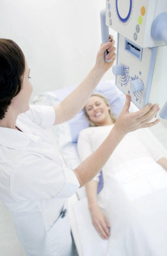 西方人,两个人,医生,病人,站,躺,笑,微笑,露齿笑,竖图,俯视,室内,白天,工作服,制服,机器,床,欧洲,欧洲人,辐射,医学,床单,扭头,注视,设备,被子,病床,低头,扶,观察,看,站着,转头,医护人员,医疗人员,观看,察看,医疗,医疗设备,x射线,被单,扶着,关注,病患,医疗器械,x光,医疗工具,胸透,工作制服,检测工具,卧着,年轻女性,女人,女性,中年女性,白种人,大夫,患者,就医者,躺着,卧,站立,半身,彩图,高角度拍摄,工作套服,护理床,医疗床,荧光透视,电磁辐射