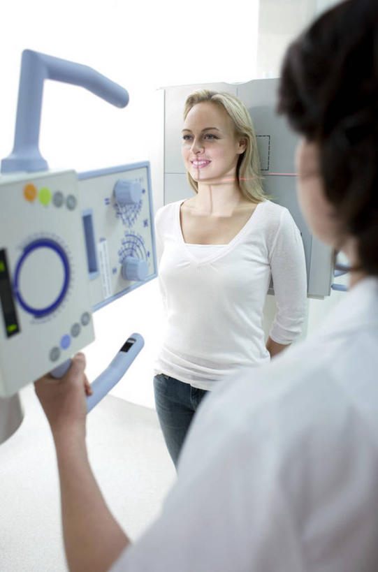 西方人,背部,两个人,医生,病人,站,笑,微笑,露齿笑,竖图,室内,白天,正面,工作服,制服,机器,欧洲,欧洲人,服装,朦胧,模糊,辐射,医学,注视,休闲装,设备,衣服,扶,观察,看,站着,医护人员,医疗人员,休闲,休闲服,服饰,观看,察看,医疗,医疗设备,x射线,扶着,关注,病患,医疗器械,x光,医疗工具,背手,胸透,工作制服,检测工具,年轻女性,女人,女性,中年女性,白种人,大夫,患者,就医者,站立,半身,彩图,工作套服,荧光透视,电磁辐射