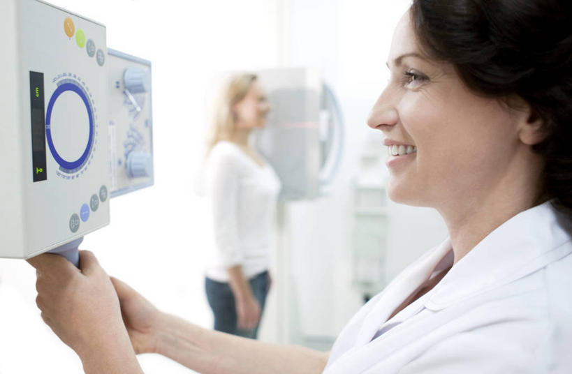 西方人,两个人,医生,病人,站,笑,微笑,露齿笑,横图,室内,白天,侧面,工作服,制服,机器,欧洲,欧洲人,服装,朦胧,模糊,辐射,医学,注视,休闲装,设备,衣服,扶,观察,看,站着,医护人员,医疗人员,休闲,休闲服,服饰,观看,察看,医疗,医疗设备,x射线,扶着,关注,病患,医疗器械,x光,医疗工具,胸透,工作制服,检测工具,年轻女性,女人,女性,中年女性,白种人,大夫,患者,就医者,站立,半身,彩图,工作套服,荧光透视,电磁辐射