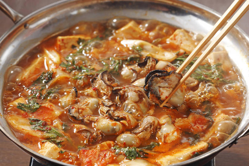 豆腐,泡菜,无人,横图,俯视,室内,特写,白天,烹饪,水,餐桌,筷子,桌子,蔬菜,餐具,厨具,金属制品,一堆,一双,许多,阴影,堆叠,堆积,新鲜,反射,金属,炖锅,锅子,液体,影子,水滴,料理,食品,很多,韩式,文化,传统,锅,火锅,菜肴,美食,食物,佳肴,有机食品,绿色食品,餐台,锅具,堆,礼节,豆制品,韩国料理,礼仪,韩国菜,韩式料理,烹饪用具,韩国泡菜,暖锅,进餐用具,烹调用具,烹调,彩图,高角度拍摄,韩式泡菜火锅,泡菜火锅