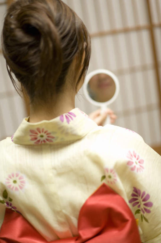 东方人,一个人,站,竖图,室内,特写,白天,民族服装,化妆,美容,镜子,门,亚洲,仅一个年轻女性,仅一个女性,仅一个人,握,和服,反射,拿,拿着,黄种人,一个,背面,化妆镜,门框,站着,握着,服饰,单个,镜像,镜面,吴服,唐草,唐花,唐锦,光学,年轻女性,女人,女性,亚洲人,站立,半身,彩图,传统服装,民俗服