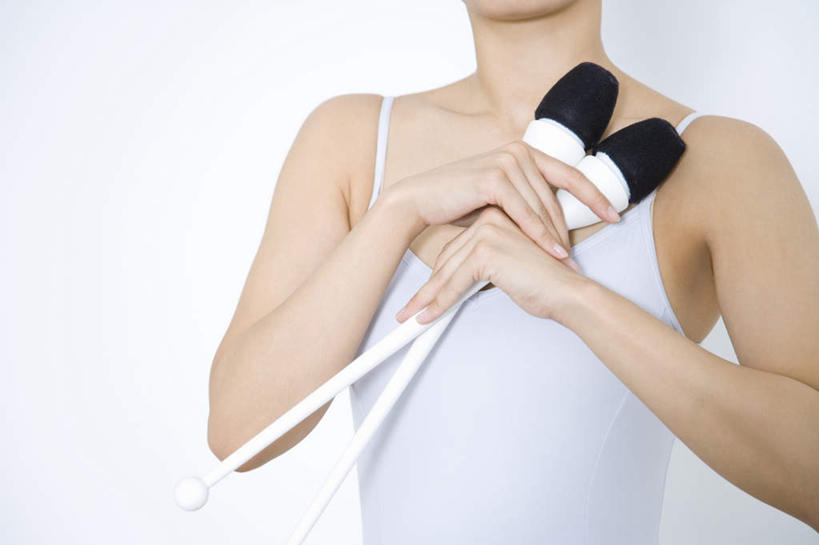 东方人,一个人,跳舞者,站,横图,室内,白天,白色背景,正面,运动服,亚洲,仅一个年轻女性,仅一个女性,仅一个人,握,服装,拿,拿着,注视,黄种人,两个,衣服,观察,看,站着,握着,摄影,服饰,影棚,观看,察看,衣着,穿着,关注,体操棒,衣饰,年轻女性,女人,女性,亚洲人,舞蹈家,舞蹈演员,舞者,站立,半身,彩图,影棚拍摄,拍摄,运动装