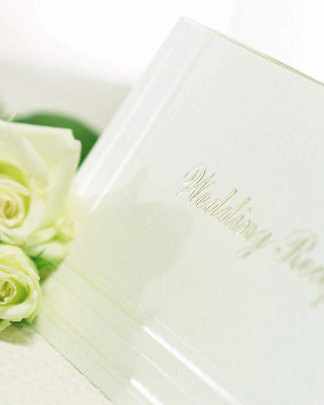 无人,竖图,俯视,室内,特写,白天,爱情,婚礼,快乐,幸福,纯洁,热情,玫瑰,阴影,朦胧,模糊,庆祝,装饰,光线,标志,文字,信封,影子,字符,字母,玫瑰花,结婚,浪漫,标识,阳光,温暖,温馨,喜庆,恩爱,纪念,华丽,修饰,点缀,和睦,邀请,请帖,感动,衬托,美观,雅致,雅观,尊敬,天真,刺玫花,徘徊花,彩图,高角度拍摄,高兴,融洽,请柬