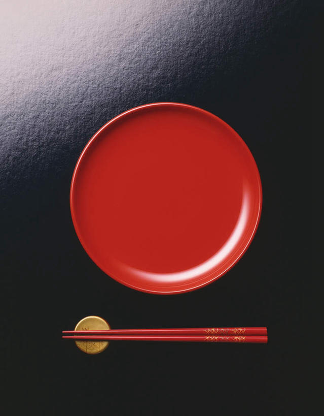 无人,餐厅,竖图,俯视,室内,特写,白天,餐桌,筷子,桌子,静物,餐具,黑色背景,碟子,盘,筷架,筷枕,红色,盘子,碟,摄影,影棚,餐台,筷子架,进餐用具,烹调用具,彩图,高角度拍摄,影棚拍摄,拍摄,餐馆,饭店,饭馆