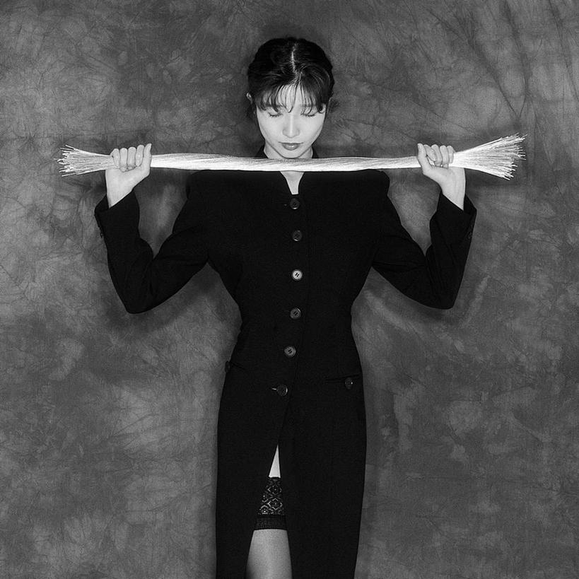 东方人,头发,一个人,站,拉,举,闭眼,摸,方图,黑白,室内,白天,正面,衬衫,亚洲,仅一个年轻女性,仅一个女性,仅一个人,一根,抚摸,握,缠绕,墙,拿,拿着,黄种人,袜子,墙壁,墙面,黑色,绳子,靠,靠着,托,倚靠,站着,网袜,线绳,握着,绳索,扯,倚着,年轻女性,女人,女性,亚洲人,长发,闭眼睛,闭着眼,闭着眼睛,触摸,接触,举起,举手,举着,抬头,向上举,向上伸,向上托,仰头,站立,半身,衬衣