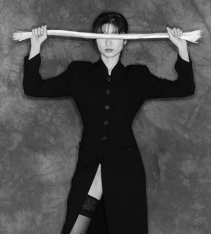 东方人,头发,一个人,站,拉,举,闭眼,摸,竖图,黑白,室内,白天,正面,衬衫,亚洲,仅一个年轻女性,仅一个女性,仅一个人,一根,抚摸,握,缠绕,墙,拿,拿着,黄种人,袜子,墙壁,墙面,黑色,绳子,靠,靠着,托,倚靠,站着,网袜,线绳,握着,遮,遮掩,绳索,扯,掩盖,倚着,遮挡,遮盖,掩饰,年轻女性,女人,女性,亚洲人,长发,闭眼睛,闭着眼,闭着眼睛,触摸,接触,举起,举手,举着,抬头,向上举,向上伸,向上托,仰头,站立,半身,衬衣