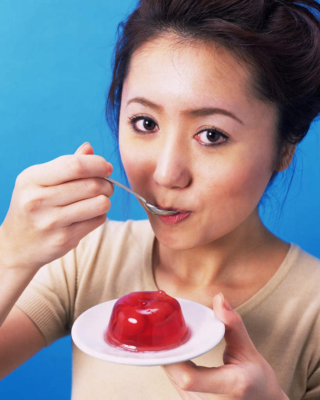 点心,东方人,脸,头,脸颊,一个人,站,竖图,室内,特写,白天,正面,餐具,亚洲,仅一个年轻女性,仅一个女性,仅一个人,蓝色背景,碟子,盘,叉,食品,甜点,甜品,拿,拿着,注视,黄种人,食物,糕点,盘子,碟,甜食,观察,看,站着,摄影,影棚,观看,察看,关注,年轻女性,女人,女性,亚洲人,头部,脸部,脸蛋,面部,站立,半身,彩图,影棚拍摄,拍摄