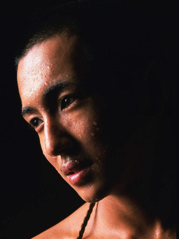 东方人,脸,头,脸颊,一个人,笑,微笑,竖图,室内,特写,白天,正面,水,亚洲,仅一个男性,仅一个人,汗,黑色背景,液体,水滴,黄种人,仅一个年轻男性,摄影,影棚,男人,男性,年轻男性,亚洲人,头部,脸部,脸蛋,面部,半身,彩图,影棚拍摄,拍摄
