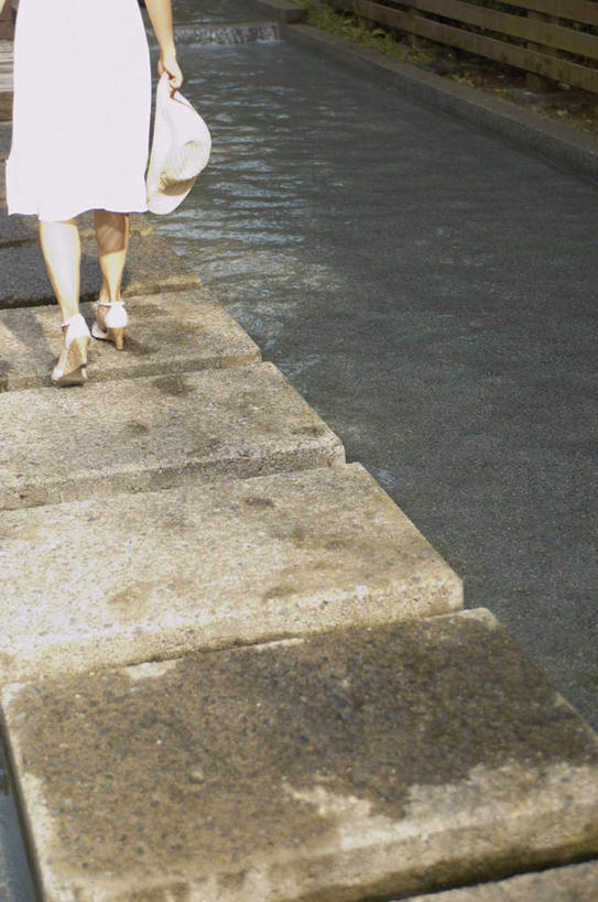 东方人,一个人,走,竖图,俯视,室外,白天,裙子,旅游,度假,河流,石头,水,帽子,亚洲,仅一个年轻女性,仅一个女性,仅一个人,握,连衣裙,朦胧,模糊,石子,河水,石板,水流,桥,地面,拿,拿着,黄种人,娱乐,石桥,栈桥,白色,遮阳帽,享受,休闲,放松,握着,人行桥,年轻女性,女人,女性,亚洲人,石块,步行,散步,走路,半身,彩图,高角度拍摄