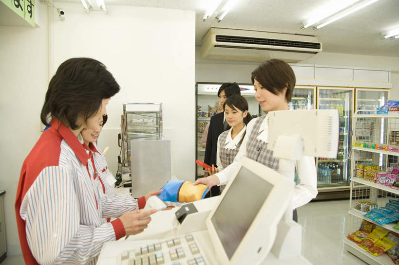 东方人,店员,商店,站,横图,室内,白天,侧面,工作服,制服,购物,消费,超市,亚洲,服装,包装袋,电器,纸盒,食品,许多人,拿,拿着,注视,休闲装,黄种人,冷冻,冷柜,盒子,食物,衣服,观察,看,站着,一群人,营业员,休闲,休闲服,pos机,金融,百货,服饰,收银台,便利店,冷藏,观看,储藏,察看,关注,收银,收银机,选购,贸易,血拼,零售店,保鲜,销售人员,工作制服,男人,男性,年轻男性,年轻女性,女人,女性,中年女性,亚洲人,售货员,站立,半身,彩图,工作套服,店铺,杂货店,杂货铺
