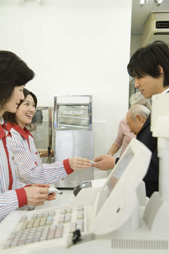东方人,店员,商店,站,笑,微笑,露齿笑,竖图,室内,白天,侧面,工作服,制服,购物,钱,消费,超市,亚洲,服装,钱币,许多人,拿,拿着,注视,休闲装,黄种人,相视,衣服,观察,看,站着,一群人,营业员,休闲,面对面,休闲服,pos机,金融,百货,服饰,收银台,便利店,经济,观看,对视,察看,关注,收银,收银机,相对,流通,选购,贸易,相看,血拼,零售店,销售人员,工作制服,货币,现金,硬币,男人,男性,年轻男性,年轻女性,女人,女性,中年女性,亚洲人,售货员,站立,半身,彩图,工作套服,店铺,杂货店,杂货铺