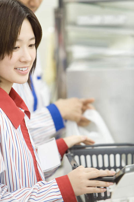 东方人,一个人,商店,站,竖图,室内,白天,侧面,购物,消费,超市,亚洲,仅一个年轻女性,仅一个女性,仅一个人,篮子,注视,黄种人,观察,看,站着,金融,百货,便利店,观看,察看,关注,选购,贸易,血拼,零售店,年轻女性,女人,女性,亚洲人,站立,半身,彩图,店铺,杂货店,杂货铺