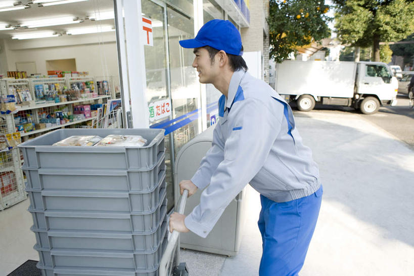 东方人,一个人,店员,商店,走,推,笑,微笑,露齿笑,横图,室外,白天,侧面,工作服,制服,购物,消费,超市,亚洲,仅一个男性,仅一个人,一堆,许多,堆叠,堆积,黄种人,货架,架子,仅一个年轻男性,箱子,营业员,金融,百货,便利店,堆,陈列架,选购,贸易,血拼,零售店,超市货架,销售人员,工作制服,男人,男性,年轻男性,亚洲人,售货员,步行,散步,走路,半身,彩图,工作套服,店铺,杂货店,杂货铺