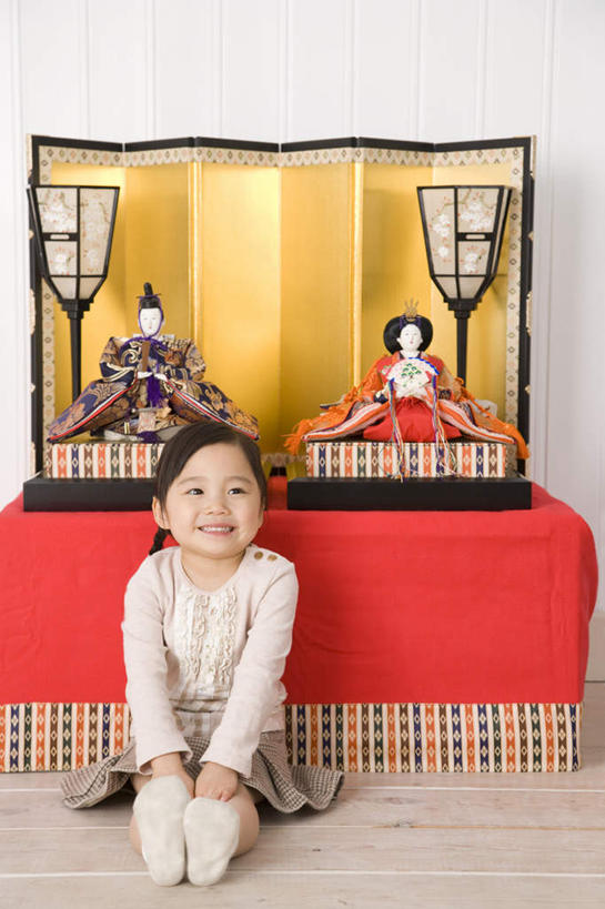 东方人,儿童,一个人,坐,笑,微笑,露齿笑,竖图,室内,白天,正面,游戏,纯洁,地板,玩具,亚洲,仅一个女性,仅一个人,服装,玩偶,地面,玩,注视,休闲装,黄种人,娱乐,木地板,两个,小孩,衣服,观察,看,仅一个小孩,休闲,休闲服,可爱,童年,童趣,益智,服饰,观看,活动,察看,发泄,关注,消遣,智力,童真,烂漫,无邪,宣泄,女孩节玩偶,偶人,天真,女孩,女人,女性,亚洲人,孩子,玩耍,嬉戏,坐着,彩图,全身,女生