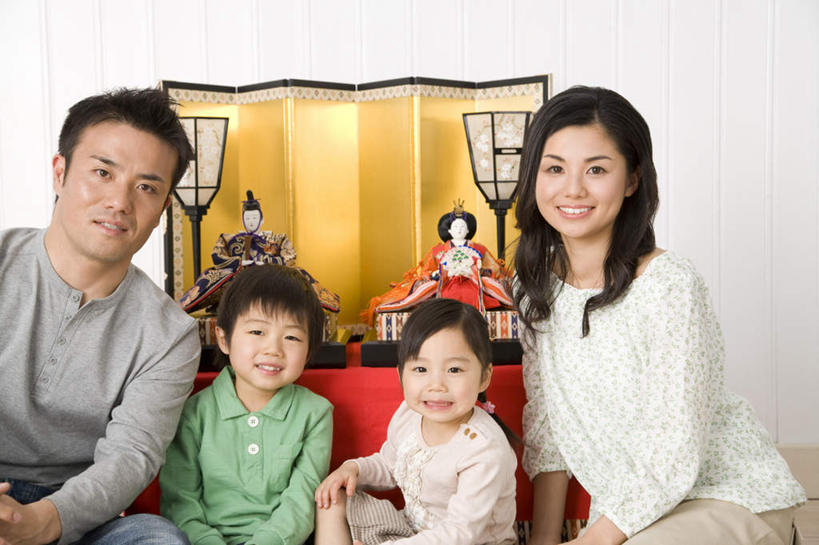 东方人,儿童,四个人,家庭,夫妻,母亲,父亲,女儿,儿子,横图,室内,白天,正面,爱情,游戏,纯洁,玩具,亚洲,服装,玩偶,墙,浪漫,玩,休闲装,黄种人,娱乐,墙壁,墙面,两个,小孩,衣服,休闲,温暖,温馨,父女,父子,母女,母子,一家人,休闲服,恩爱,父爱,可爱,母爱,童年,童趣,益智,恋人,服饰,活动,和睦,发泄,消遣,智力,童真,烂漫,无邪,宣泄,女孩节玩偶,偶人,天真,男孩,男人,男性,年轻男性,年轻女性,女孩,女人,女性,亚洲人,孩子,年轻人,夫妇,情侣,玩耍,嬉戏,半身,彩图,伴侣,融洽,男生,女生