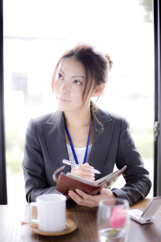东方人,一个人,商务人士,商务女性,坐,捧,笑,打电话,微笑,露齿笑,竖图,室内,白天,正面,旅游,度假,餐桌,窗户,落地窗,桌子,杯子,餐具,电话,手机,亚洲,仅一个年轻女性,仅一个女性,仅一个人,握,写,套装,朦胧,模糊,笔,瓷器,碟子,盘,办公用品,记事本,咖啡杯,陶瓷制品,拿,拿着,扭头,注视,黄种人,娱乐,通讯设备,玻璃窗,文具,本子,笔记本,盘子,学习用品,碟,观察,记录,看,转头,享受,休闲,放松,握着,餐台,观看,文具用品,一支,察看,关注,瓷杯,商务装,工薪阶层,交流,年轻女性,女人,女性,亚洲人,白领,上班族,端,端着,沟通,捧着,手捧,通话,坐着,半身,彩图,咖啡馆