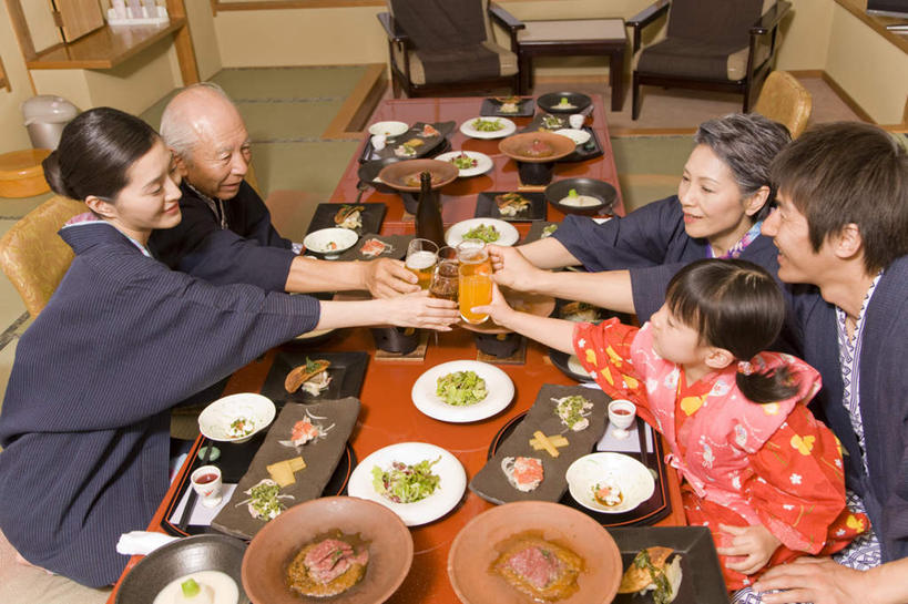 啤酒,东方人,儿童,老年人,夫妻,母亲,父亲,女儿,祖母,祖父,三代同堂,坐,举,笑,微笑,露齿笑,横图,俯视,室内,白天,爱情,烹饪,纯洁,餐桌,桌子,杯子,餐具,椅子,亚洲,五个人,服装,朦胧,模糊,庆祝,碟子,日本料理,料理,食品,筷架,酒类,许多人,浪漫,筷枕,休闲装,黄种人,祖孙三代,菜肴,美食,相视,玻璃制品,酒,酒瓶,食物,饮料,小孩,衣服,盘子,玻璃瓶,酒杯,啤酒杯,瓶子,水杯,日式料理,干杯,碰杯,托,一群人,休闲,日式,温暖,温馨,父女,母女,面对面,休闲服,恩爱,父爱,交际,可爱,母爱,童年,童趣,友好,恋人,服饰,佳肴,奶奶,爷爷,祖孙,对视,筷子架,庆贺,和睦,礼仪,相对,敬酒,童真,烂漫,无邪,外婆,外孙女,外祖母,外公,外祖父,相看,劝酒,天真,老年男性,老年女性,男人,男性,年轻男性,年轻女性,女孩,女人,女性,亚洲人,孩子,年轻人,夫妇,情侣,全家福,孙女,玻璃杯,举起,举手,举着,向上举,向上伸,向上托,坐着,半身,彩图,高角度拍摄,伴侣,融洽,女生,爸爸,多代同堂,妈妈