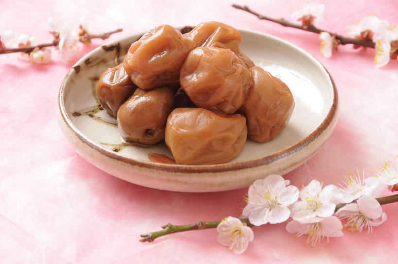 点心,无人,横图,俯视,室内,特写,白天,餐桌,桌子,餐具,一堆,许多,堆叠,堆积,粉色背景,朦胧,模糊,盛开,布料,碟子,盘,陶瓷,食品,梅花,陶瓷制品,花蕾,布纹,桌布,花,花瓣,花朵,鲜花,食物,一个,白色,盘子,餐巾,碟,台布,零食,花苞,花蕊,摄影,蜜饯,影棚,单个,餐台,堆,高雅,坚强,梅子,梅干,梅,彩图,高角度拍摄,影棚拍摄,拍摄