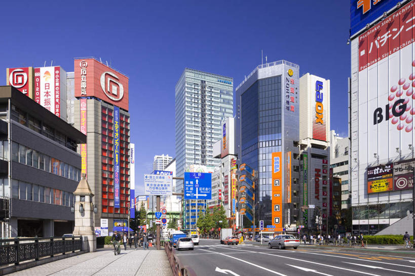 无人,高楼大厦,商店,横图,室外,白天,正面,购物,度假,消费,美景,植物,城市风光,超市,城市,大厦,道路,建筑,路,摩天大楼,人行横道,公路,汽车,东京,日本,亚洲,阴影,光线,影子,景观,人行道,分界线,停车线,交通,娱乐,车,树,树木,蓝色,绿色,蓝天,天空,阳光,自然,交通工具,轿车,天,享受,休闲,景色,放松,金融,百货,生长,晴朗,成长,车行道,车行道分界线,载具,标线,人行横道线,选购,贸易,百货公司,东亚,车行线,本州,万里无云,关东地方,本州岛,日本国,东京都,血拼,晴空,晴空万里,斑马线,马路,彩图,大楼,高层建筑,高楼,购物商场,购物中心,摩天楼,商业中心