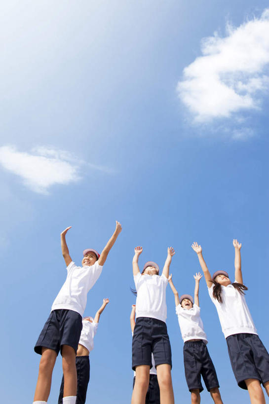 东方人,儿童,手,伙伴,朋友,跳,举,笑,大笑,竖图,室外,白天,仰视,兴奋,友谊,纯洁,帽子,亚洲,五个人,阴影,短裤,服装,光线,影子,云,云朵,许多人,半空,云彩,休闲装,黄种人,运动帽,小孩,衣服,红色,蓝色,白色,黑色,白云,蓝天,天空,阳光,天,托,张嘴,一群人,休闲,同学,手部,休闲服,鸭舌帽,可爱,童年,童趣,服饰,晴朗,校友,张大嘴巴,童真,烂漫,无邪,哈哈大笑,同窗,学友,五顶,天真,友情,男孩,男人,男性,女孩,女人,女性,亚洲人,晴空,张开嘴,举起,举手,举着,抬头,跳跃,向上举,向上伸,向上托,仰头,半身,彩图,低角度拍摄,高兴,狂笑,男生,女生