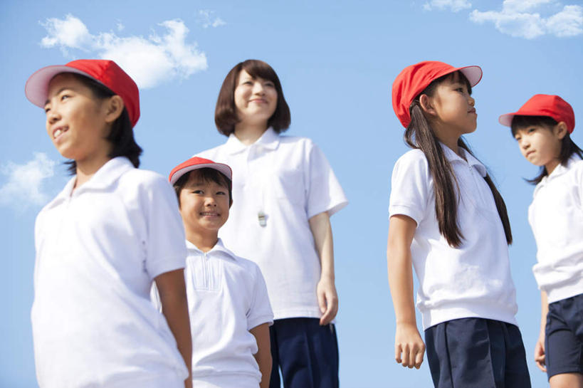 东方人,儿童,伙伴,朋友,学生,教师,站,笑,微笑,露齿笑,横图,室外,白天,仰视,友谊,纯洁,帽子,亚洲,五个人,阴影,服装,光线,影子,云,云朵,许多人,云彩,注视,休闲装,黄种人,运动帽,小孩,衣服,红色,蓝色,白色,白云,蓝天,天空,阳光,天,观察,看,站着,一群人,休闲,同学,休闲服,鸭舌帽,可爱,童年,童趣,服饰,晴朗,观看,察看,校友,关注,童真,烂漫,无邪,同窗,学友,五顶,天真,友情,男孩,男人,男性,年轻女性,女孩,女人,女性,亚洲人,讲师,教授,老师,晴空,站立,半身,彩图,低角度拍摄,男生,女生