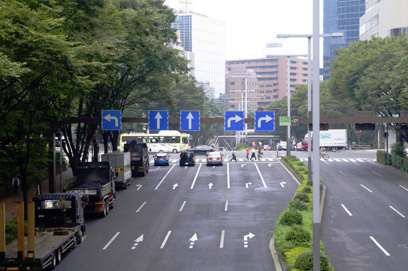 无人,高楼大厦,横图,俯视,室外,白天,度假,美景,植物,城市风光,城市,大厦,道路,建筑,卡车,路,摩天大楼,指示牌,公路,汽车,东京,日本,一排,许多,整齐,标志,景观,建筑群,交通,新宿,方向,娱乐,建设,箭头,车,树,树木,排列,蓝色,绿色,蓝天,天空,自然,交通工具,轿车,天,享受,休闲,景色,放松,生长,晴朗,成长,指向,队列,载具,东亚,本州,万里无云,关东地方,本州岛,日本国,东京都,新宿区,簇,县厅,东京市,晴空,晴空万里,马路,彩图,高角度拍摄,大楼,高层建筑,高楼,摩天楼