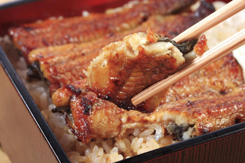 米饭,鳗鱼,无人,横图,俯视,室内,特写,白天,烹饪,餐桌,筷子,桌子,鳗鲡,餐具,一双,阴影,反射,木制,木盒,影子,肉,鱼肉,日本料理,料理,食品,饭,文化,传统,菜肴,美食,肉类,食物,一个,木制品,容器,日式料理,日式,摄影,鳗鱼饭,佳肴,影棚,单个,餐台,储藏,礼节,五谷,储存,礼仪,肉食,河鳗,白鳗,青鳝,风馒,进餐用具,白鳝,彩图,高角度拍摄,影棚拍摄,拍摄,贮存