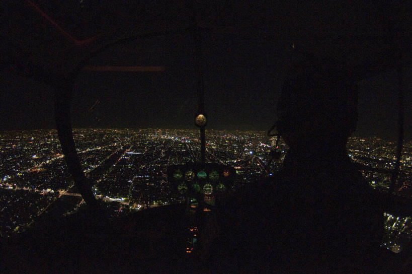 东方人,一个人,飞行员,家,高楼大厦,坐,横图,俯视,航拍,室内,夜晚,度假,美景,城市风光,城市,大厦,飞机,建筑,摩天大楼,夜景,爱知县,名古屋,日本,亚洲,仅一个男性,仅一个人,仅一个中年男性,阴影,光线,影子,房屋,屋子,景观,公寓,灯光,黄种人,娱乐,航空,建设,洋房,楼房,住宅,交通工具,享受,休闲,景色,放松,直升机,直升飞机,鸟瞰,载具,东亚,本州,本州岛,日本国,中部地方,爱知,县厅,名古屋市,男人,男性,中年男性,亚洲人,飞行人员,坐着,半身,彩图,高角度拍摄,房子,大楼,高层建筑,高楼,摩天楼,飞机师