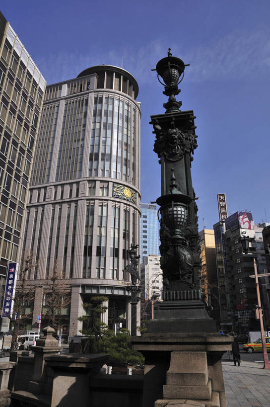 无人,高楼大厦,商店,竖图,室外,白天,仰视,购物,度假,消费,美景,城市风光,超市,城市,大厦,建筑,路灯,摩天大楼,商场,照明,东京,日本,亚洲,阴影,光线,影子,景观,灯光,中央区,娱乐,建设,灯,蓝色,蓝天,天空,阳光,天,享受,休闲,景色,放松,金融,百货,晴朗,照亮,照明设备,选购,贸易,百货公司,东亚,本州,万里无云,关东地方,本州岛,日本国,东京都,血拼,日本桥,晴空,晴空万里,彩图,低角度拍摄,大楼,高层建筑,高楼,购物商场,购物中心,摩天楼,商业中心,三越百货