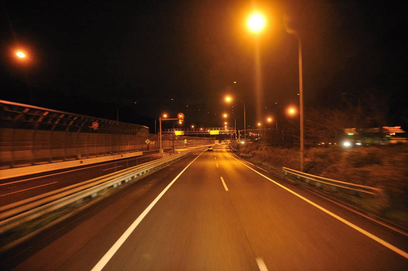 无人,栏杆,横图,室外,夜晚,正面,度假,美景,城市风光,城市,道路,路,路灯,夜景,公路,照明,静冈县,日本,亚洲,一排,许多,整齐,墙,景观,高架,围栏,灯光,分界线,停车线,交通,很多,娱乐,护栏,墙壁,墙面,灯,排列,享受,休闲,景色,放松,车行道,车行道分界线,照亮,照明设备,队列,标线,高架桥,东亚,车行线,高架道路,跨线桥,本州,本州岛,日本国,中部地方,静冈,彩图