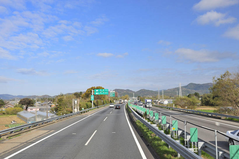 无人,栏杆,横图,室外,白天,正面,度假,美景,山,山脉,植物,城市风光,城市,道路,路,指示牌,公路,汽车,爱知县,日本,亚洲,阴影,光线,标志,文字,影子,景观,山峰,云,云朵,围栏,分界线,停车线,交通,山峦,云彩,娱乐,标识,护栏,车,树,树木,蓝色,绿色,白云,蓝天,天空,阳光,自然,交通工具,轿车,群山,天,享受,休闲,景色,放松,生长,晴朗,成长,车行道,车行道分界线,载具,标线,东亚,车行线,本州,本州岛,日本国,中部地方,爱知,晴空,马路,彩图