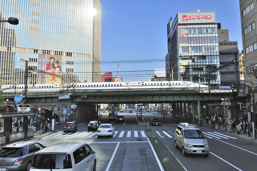 无人,高楼大厦,横图,室外,白天,正面,度假,美景,城市风光,城市,大厦,道路,建筑,路,摩天大楼,人行横道,指示牌,公路,汽车,东京,日本,亚洲,许多,阴影,光线,标志,文字,影子,景观,人行道,分界线,停车线,交通,很多,娱乐,标识,车,蓝色,蓝天,天空,阳光,交通工具,轿车,天,享受,休闲,景色,放松,千代田区,晴朗,车行道,车行道分界线,载具,标线,人行横道线,东亚,车行线,本州,万里无云,关东地方,本州岛,日本国,东京都,晴空,晴空万里,斑马线,马路,彩图,大楼,高层建筑,高楼,摩天楼