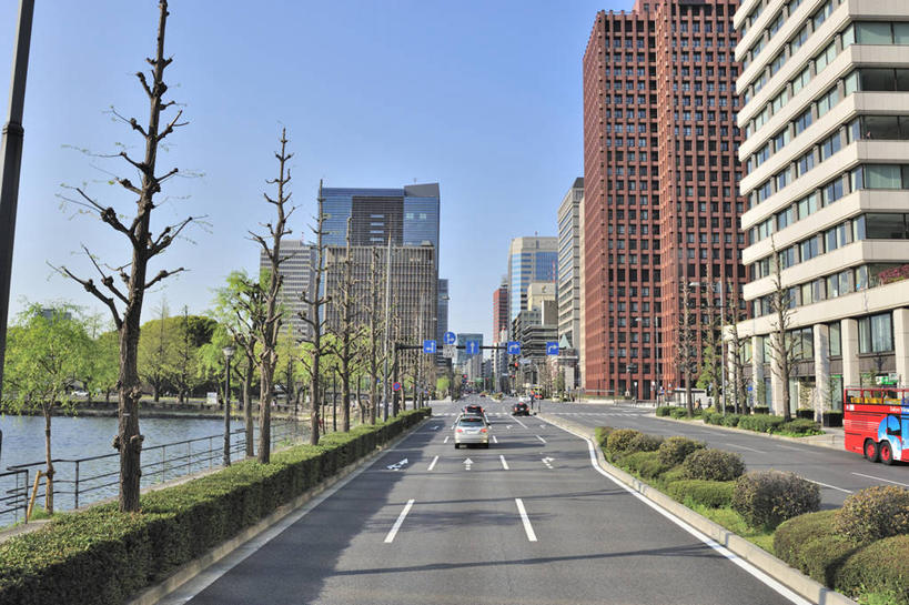 无人,高楼大厦,横图,室外,白天,正面,度假,湖,湖泊,美景,水,植物,城市风光,城市,大厦,道路,建筑,路,摩天大楼,公路,汽车,东京,日本,亚洲,阴影,光线,影子,湖面,景观,水流,水面,分界线,停车线,交通,娱乐,车,树,树木,蓝色,绿色,蓝天,天空,阳光,自然,交通工具,轿车,湖水,天,享受,休闲,景色,放松,千代田区,生长,晴朗,成长,车行道,车行道分界线,载具,标线,东亚,车行线,本州,万里无云,关东地方,本州岛,日本国,东京都,丸之内,晴空,晴空万里,马路,彩图,大楼,高层建筑,高楼,摩天楼