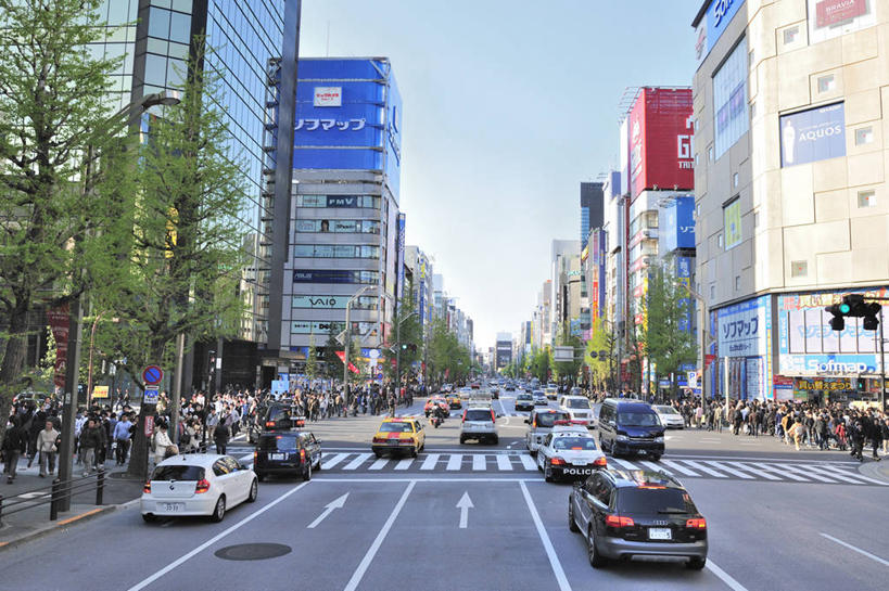 东方人,高楼大厦,站,走,横图,室外,白天,正面,植物,大厦,道路,建筑,路,摩天大楼,人行横道,指示牌,公路,汽车,东京,日本,亚洲,行人,游客,游人,阴影,服装,光线,标志,文字,影子,人行道,分界线,停车线,交通,注视,休闲装,黄种人,标识,路人,车,树,树木,衣服,蓝色,绿色,蓝天,天空,阳光,自然,交通工具,轿车,天,观察,看,站着,休闲,休闲服,服饰,千代田区,生长,晴朗,成长,观看,车行道,车行道分界线,察看,关注,载具,标线,人行横道线,秋叶原,东亚,车行线,本州,万里无云,关东地方,本州岛,日本国,东京都,过客,男人,男性,年轻男性,年轻女性,女人,女性,中年男性,中年女性,亚洲人,晴空,晴空万里,斑马线,马路,步行,散步,站立,走路,半身,彩图,大楼,高层建筑,高楼,摩天楼