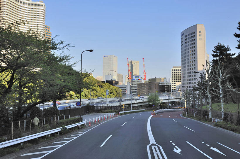 无人,高楼大厦,横图,室外,白天,正面,度假,美景,植物,城市风光,城市,大厦,道路,建筑,路,路灯,摩天大楼,公路,照明,东京,日本,亚洲,一排,许多,阴影,整齐,分离,光线,影子,景观,灯光,分界线,停车线,交通,很多,警告,娱乐,灯,树,树木,排列,蓝色,绿色,蓝天,天空,阳光,自然,天,享受,休闲,景色,放松,警示,生长,晴朗,成长,车行道,车行道分界线,隔离,禁止,照亮,提醒,照明设备,队列,提示,限制,标线,交通标志,东亚,路锥,车行线,本州,万里无云,关东地方,本州岛,日本国,东京都,交通锥,危险,晴空,晴空万里,马路,彩图,大楼,高层建筑,高楼,摩天楼