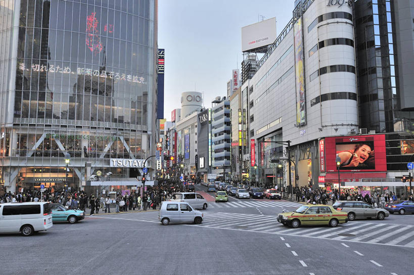 东方人,高楼大厦,站,走,横图,室外,白天,正面,度假,美景,城市风光,城市,大厦,道路,建筑,路,摩天大楼,人行横道,指示牌,公路,汽车,东京,日本,亚洲,行人,游客,游人,阴影,服装,光线,标志,文字,影子,景观,云,云朵,人行道,分界线,停车线,交通,面包车,许多人,云彩,注视,休闲装,黄种人,娱乐,标识,路人,旅客,车,衣服,蓝色,白云,蓝天,天空,阳光,交通工具,轿车,天,观察,看,站着,一群人,享受,休闲,休闲服,景色,放松,服饰,晴朗,观看,车行道,车行道分界线,察看,关注,载具,标线,人行横道线,东亚,车行线,本州,关东地方,本州岛,日本国,东京都,涩谷,涉谷,涩谷区,过客,男人,男性,年轻男性,年轻女性,女人,女性,亚洲人,晴空,斑马线,马路,步行,散步,站立,走路,半身,彩图,大楼,高层建筑,高楼,摩天楼
