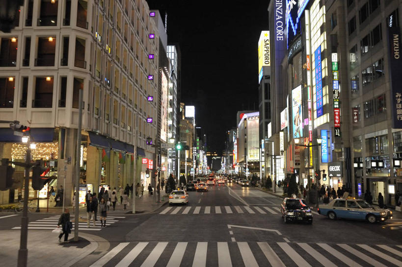 东方人,高楼大厦,站,走,横图,室外,夜晚,正面,度假,美景,城市风光,城市,大厦,道路,建筑,路,路灯,摩天大楼,人行横道,夜景,指示牌,公路,汽车,照明,东京,日本,亚洲,行人,游客,游人,服装,装饰,标志,文字,景观,人行道,灯光,分界线,停车线,交通,中央区,许多人,注视,休闲装,旋转,黄种人,娱乐,标识,路人,旅客,车,灯,衣服,灯具,交通工具,轿车,观察,看,站着,一群人,享受,休闲,休闲服,银座,景色,放松,服饰,观看,车行道,车行道分界线,华丽,修饰,照亮,点缀,察看,照明设备,关注,载具,标线,人行横道线,东亚,车行线,本州,关东地方,本州岛,日本国,东京都,衬托,美观,雅致,雅观,过客,效果灯,男人,男性,年轻男性,年轻女性,女人,女性,亚洲人,斑马线,马路,步行,散步,站立,走路,半身,彩图,大楼,高层建筑,高楼,摩天楼