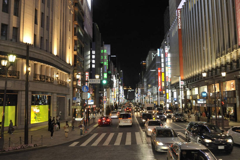 东方人,高楼大厦,站,走,横图,室外,夜晚,正面,度假,美景,城市风光,城市,大厦,道路,建筑,路,路灯,摩天大楼,人行横道,夜景,指示牌,公路,汽车,照明,东京,日本,亚洲,一排,许多,行人,游客,游人,服装,整齐,装饰,标志,文字,景观,人行道,灯光,分界线,停车线,交通,中央区,很多,许多人,注视,休闲装,旋转,黄种人,娱乐,标识,路人,旅客,车,灯,排列,衣服,灯具,交通工具,轿车,观察,看,站着,一群人,享受,休闲,休闲服,银座,景色,放松,服饰,观看,车行道,车行道分界线,华丽,修饰,照亮,点缀,察看,照明设备,队列,关注,载具,标线,人行横道线,东亚,车行线,本州,关东地方,本州岛,日本国,东京都,衬托,美观,雅致,雅观,过客,效果灯,男人,男性,年轻男性,年轻女性,女人,女性,亚洲人,斑马线,马路,步行,散步,站立,走路,半身,彩图,大楼,高层建筑,高楼,摩天楼