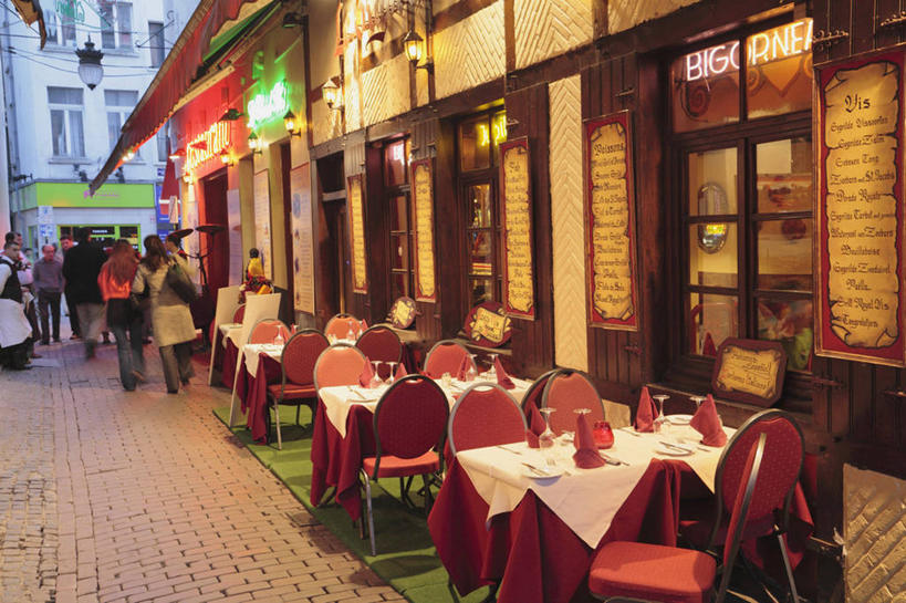西方人,背部,家,商店,站,走,横图,室外,白天,正面,度假,美景,餐桌,桌子,城市风光,城市,椅子,比利时,欧洲,欧洲人,一排,许多,行人,游客,游人,阴影,服装,整齐,光线,英文,标志,布料,文字,影子,字符,字母,房屋,屋子,景观,灯光,首都,很多,许多人,布纹,注视,休闲装,娱乐,标识,商铺,楼房,路人,旅客,住宅,桌布,排列,衣服,餐巾,台布,观察,看,站着,一群人,享受,休闲,休闲服,景色,放松,服饰,餐台,观看,英文字母,察看,西欧,队列,关注,咖啡店,咖啡屋,布鲁塞尔,比利时王国,市肆,商号,过客,男人,男性,年轻男性,年轻女性,女人,女性,白种人,餐桌布,步行,散步,站立,走路,半身,彩图,房子,店铺,咖啡馆