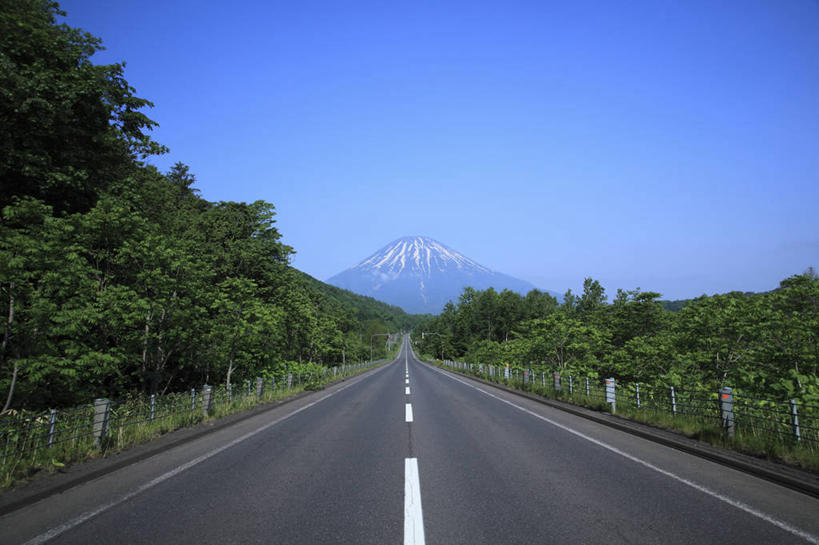 无人,横图,室外,白天,正面,消失点,旅游,度假,草地,草坪,美景,山,山脉,植物,道路,路,公路,北海道,日本,亚洲,阴影,光线,影子,景观,山峰,分界线,停车线,交通,山峦,娱乐,草,树,树木,蓝色,绿色,蓝天,天空,阳光,自然,群山,天,享受,休闲,景色,放松,生长,晴朗,成长,车行道,车行道分界线,自然风光,标线,东亚,车行线,万里无云,日本国,北海道地方,北海道岛,羊蹄山,支笏洞爷国立公园,晴空,晴空万里,马路,彩图,没影点,灭点
