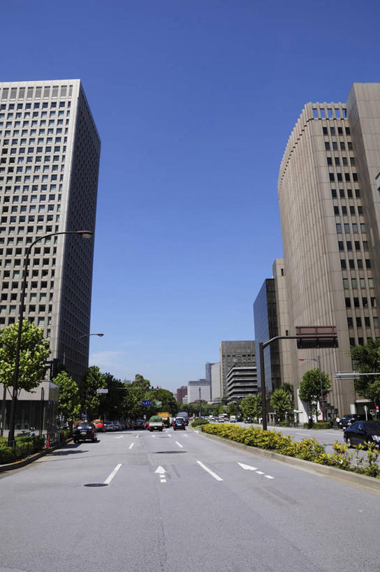无人,高楼大厦,竖图,室外,白天,仰视,度假,办公楼,美景,植物,城市风光,城市,大厦,道路,建筑,路,路灯,摩天大楼,人行横道,写字楼,公路,照明,东京,日本,亚洲,阴影,光线,影子,景观,人行道,灯光,交通,娱乐,灯,树,树木,蓝色,绿色,蓝天,天空,阳光,自然,楼宇,天,享受,休闲,商务楼,景色,放松,千代田区,生长,晴朗,成长,照亮,照明设备,人行横道线,东亚,本州,万里无云,关东地方,本州岛,日本国,东京都,港区,晴空,晴空万里,斑马线,马路,彩图,低角度拍摄,大楼,高层建筑,高楼,摩天楼,日比谷通