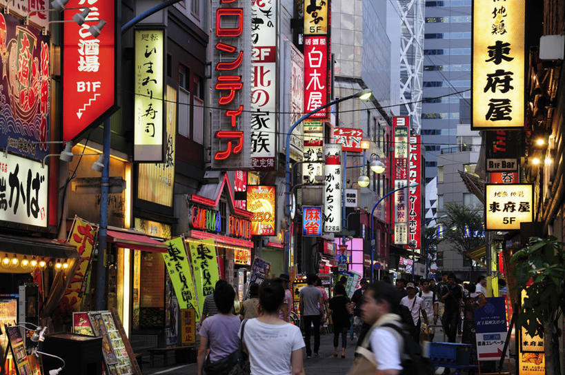 东方人,高楼大厦,商店,走,横图,彩色,室外,白天,购物,度假,消费,美景,城市风光,超市,城市,大厦,道路,建筑,路,摩天大楼,霓虹灯,商场,东京,日本,亚洲,行人,游客,游人,阴影,服装,光线,影子,景观,小路,灯光,七彩,交通,新宿,许多人,注视,休闲装,黄种人,娱乐,光源,建设,霓虹,路人,旅客,灯,背面,衣服,观察,看,一群人,享受,休闲,休闲服,景色,放松,金融,百货,服饰,观看,察看,照明设备,关注,选购,贸易,百货公司,东亚,本州,关东地方,本州岛,日本国,东京都,新宿区,氖灯,血拼,县厅,东京市,过客,男人,男性,年轻男性,年轻女性,女人,女性,亚洲人,步行,散步,走路,半身,彩图,大楼,高层建筑,高楼,购物商场,购物中心,摩天楼,商业中心